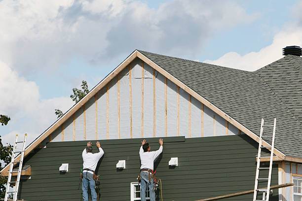 Professional Vinyl Siding technician working in Wilmington, NC